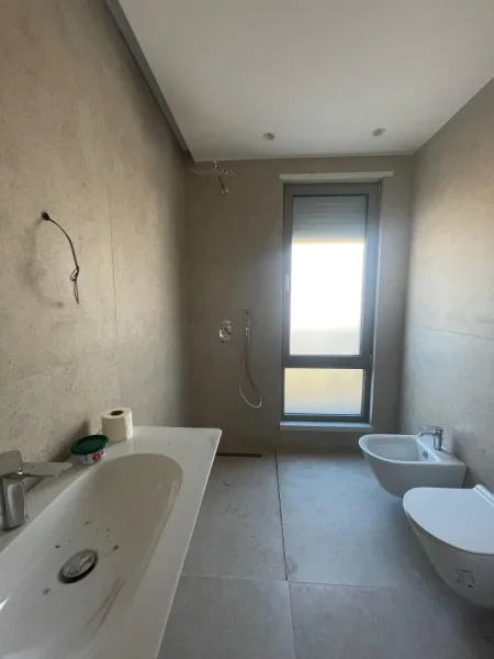 Tirane, jepet me qera ambjent biznesi Kati 7, 120 m² 1.800 € (Shume prane Qendres me akses direkt ne Rr.Kavajes dhe Rr.Durrsit)