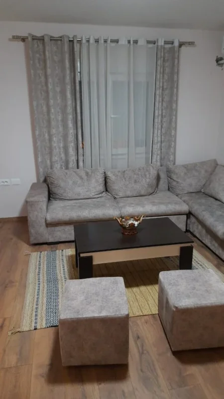 Tirane, jepet me qera apartament 2+1+Ballkon Kati 1, 75 m² 610 € (Rr Kavajes)