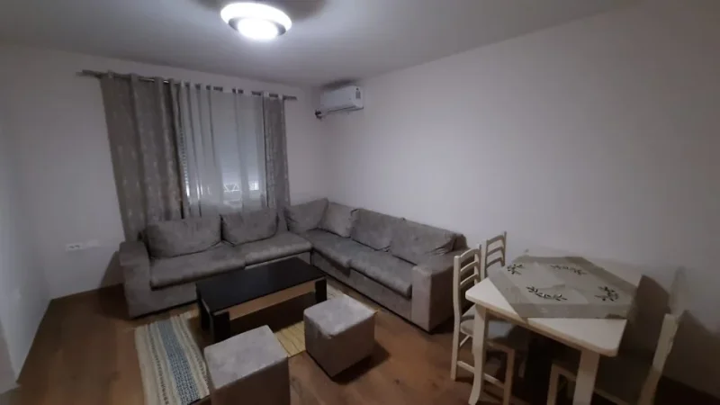 Tirane, jepet me qera apartament 2+1+Ballkon Kati 1, 75 m² 610 € (Rr Kavajes)