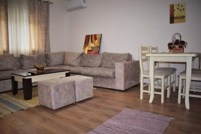 Tirane, jepet me qera apartament 2+1+Aneks Kati 1, 76 m² 600 € (21 dhjetori , rruga e kavajes)
