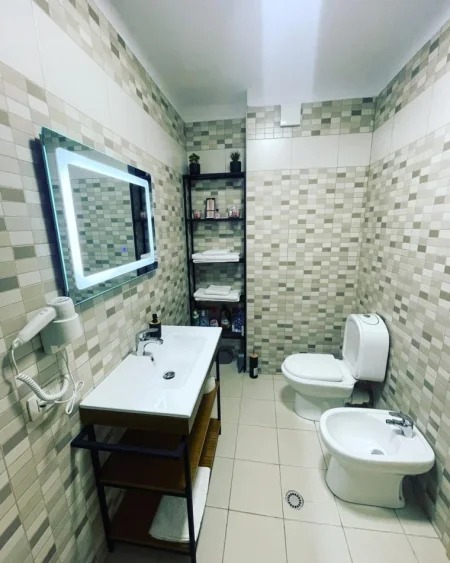 SOLD/Tirane, jap me qera apartament 1+1+Ballkon Kati 5, 65 m²  600 mi lek/Muaj (Kompleksi Magnet ,21 Dhjetori ,Rruga Ndre Mjeda,Tirane)