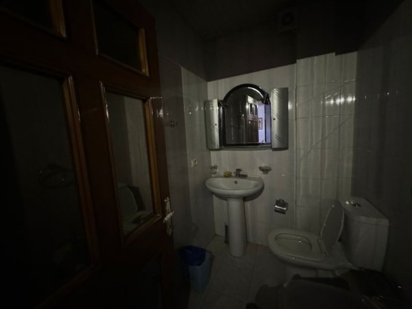 Tirane, jepet me qera apartament 3+1 Kati 2, 90 m² 600 € (Oxhaku)