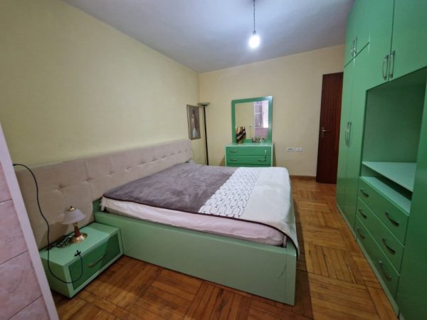 Tirane, jepet me qera apartament 2+1 , 80 m² 420 €