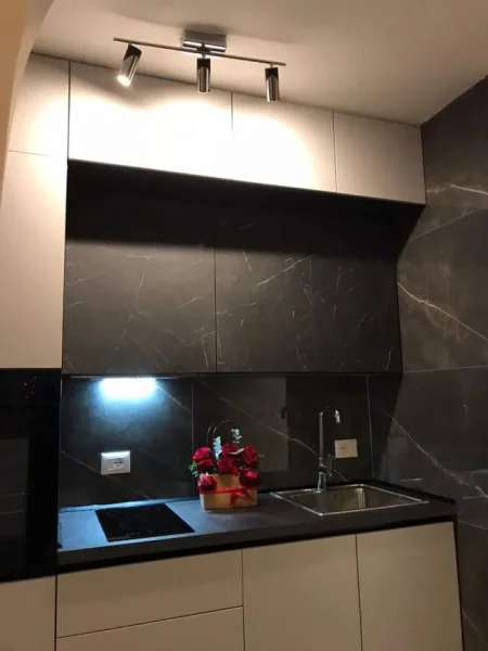 Tirane, jepet me qera apartament 2+1+Ballkon Kati 1, 75 m² 600 € (21 DHJETORI)