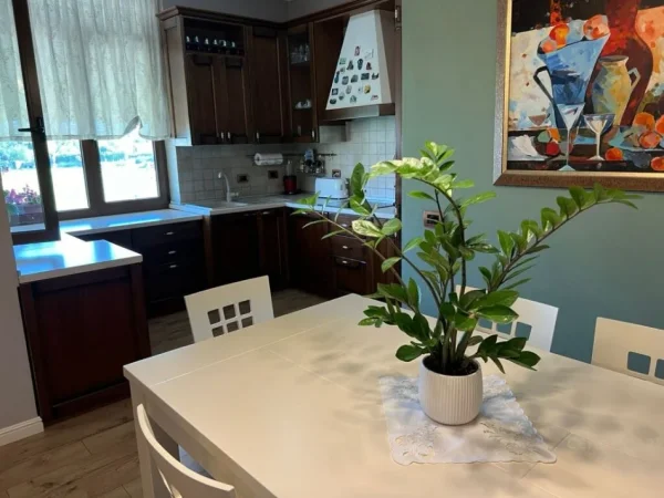 Tirane, jepet me qera apartament 3+1 Kati 3, 160 m² 1.650 € (Rruga Kosovarve,Kompleksi Dinamo)