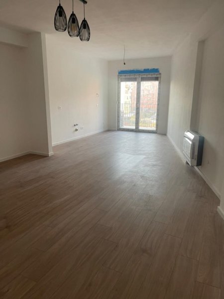 Tirane, jepet me qera apartament 3+1+Ballkon Kati 4, 150 m² 600 € (bulevardi i ri)