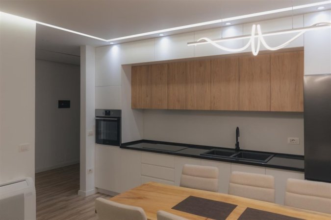 Tirane, jepet me qera apartament 2+1+Ballkon Kati 3, 82 m² 650 € (Kopeshti botanik , kompleksi fratari)