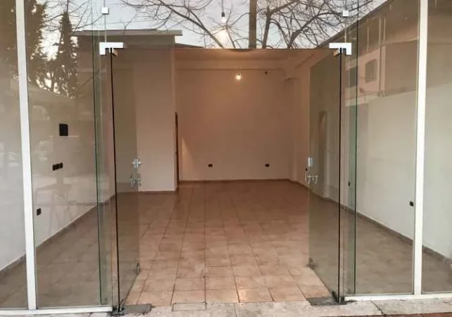 Tirane, jepet me qera dyqan Kati 0, 45 m² 400 € (RRUGA E DIBRES VILA GOLD)