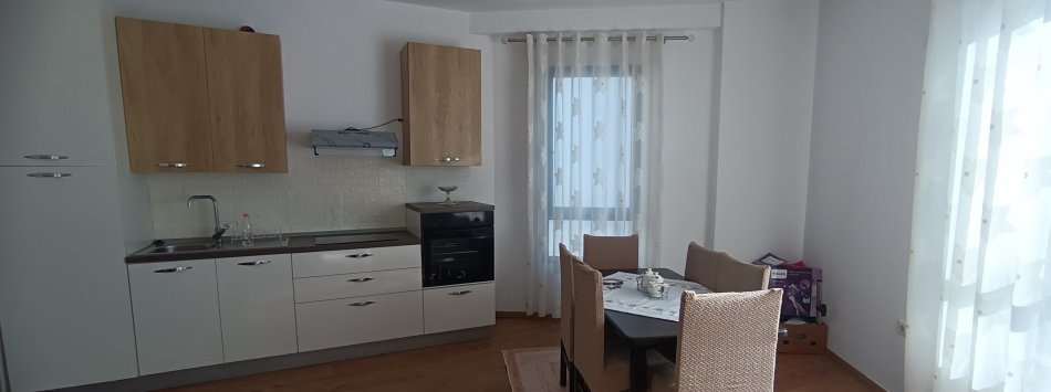 Tirane, jepet me qera apartament 1+1+Ballkon Kati 7, 65 m² 500 € (kryqezimi i farmacise 10 , (Rruga e dibres))