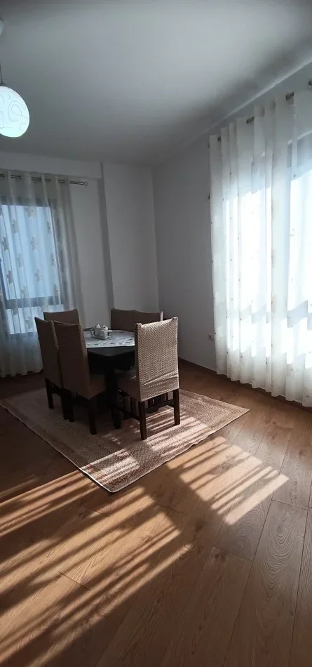 Tirane, jepet me qera apartament 1+1+Ballkon Kati 7, 65 m² 500 € (kryqezimi i farmacise 10 , (Rruga e dibres))