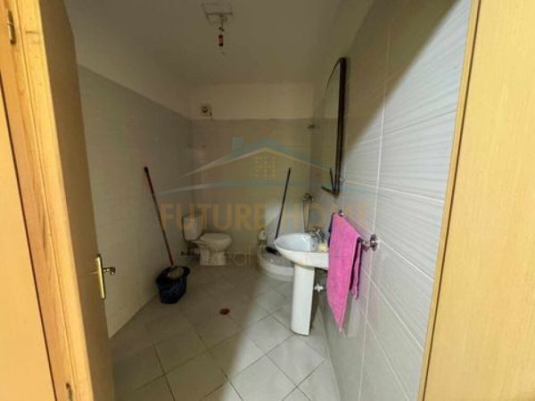 Tirane, jepet me qera apartament 1+1 Kati 2, 70 m² 350 € (Spiro Floqi)