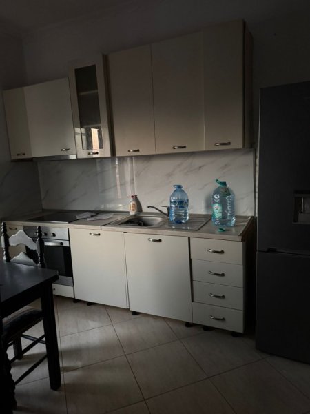 Tirane, jepet me qera apartament 2+1+Ballkon Kati 4, 100 m² 450 € (don bosko prane xhamise)