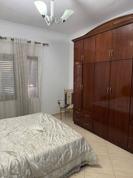 Tirane, jepet me qera apartament 2+1+Ballkon Kati 4, 100 m² 450 € (don bosko prane xhamise)