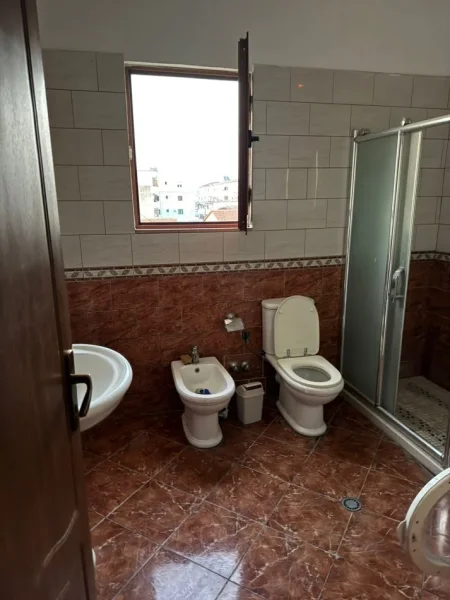 Tirane, jepet me qera apartament 2+1+Ballkon Kati 4, 100 m² 450 € (don bosko prane xhamise)