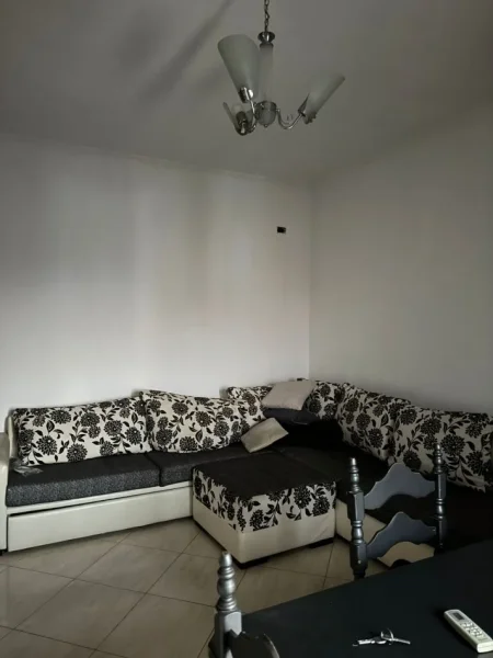 Tirane, jepet me qera apartament 2+1+Ballkon Kati 4, 100 m² 450 € (don bosko prane xhamise)
