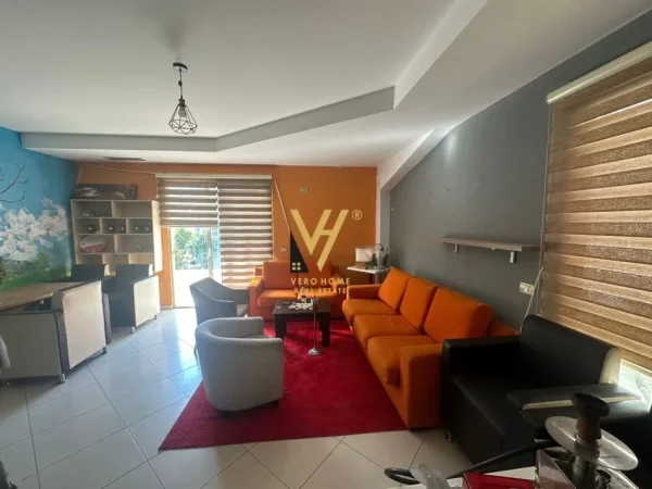 Tirane, shitet dyqan Kati 1, 160 m² 600.000 € (FRESK)