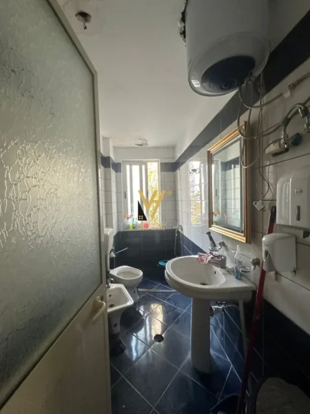 Tirane, shitet dyqan Kati 1, 160 m² 600.000 € (FRESK)