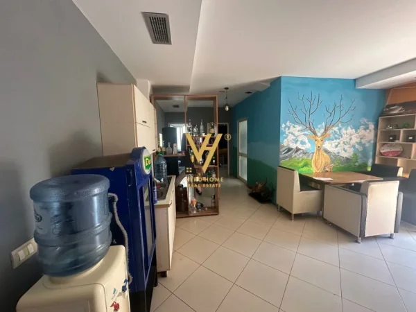 Tirane, shitet dyqan Kati 1, 160 m² 600.000 € (FRESK)