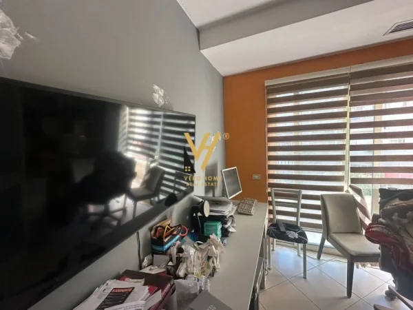 Tirane, shitet dyqan Kati 1, 160 m² 600.000 € (FRESK)