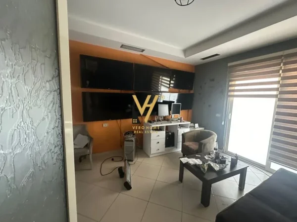 Tirane, shitet dyqan Kati 1, 160 m² 600.000 € (FRESK)