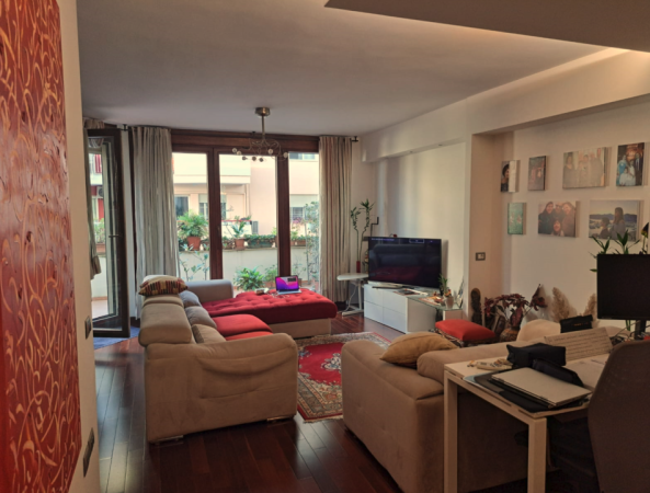 Tirane, shes apartament 3+1+Ballkon Kati 2, 174 m² 300.000 € (Kopshti Botanik)
