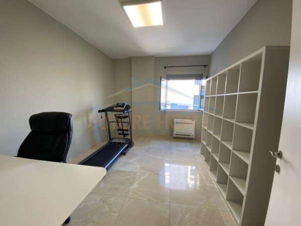 Tirane, jepet me qera apartament 2+1+Aneks+Ballkon Kati 4, 97 m² 850 € (LIQENI ARTIFICIAL)