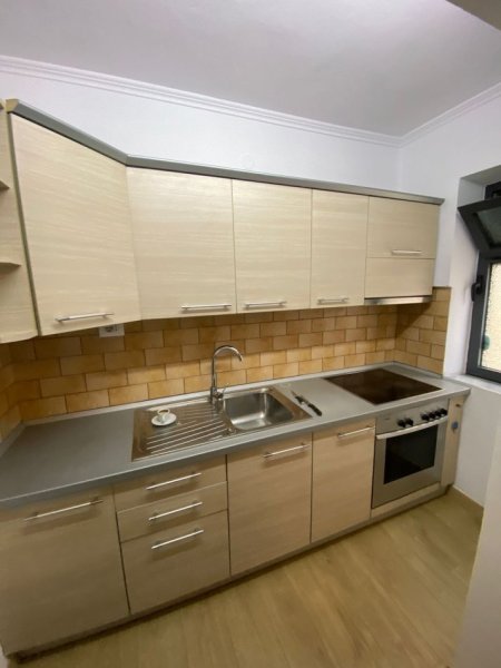 Tirane, jepet me qera apartament 1+1+Ballkon Kati 1, 65 m² 600 € (myslym shyr prane karburant kastratit)