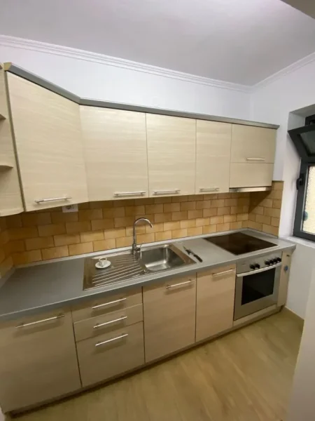 Tirane, jepet me qera apartament 1+1+Ballkon Kati 1, 65 m² 600 € (myslym shyr prane karburant kastratit)