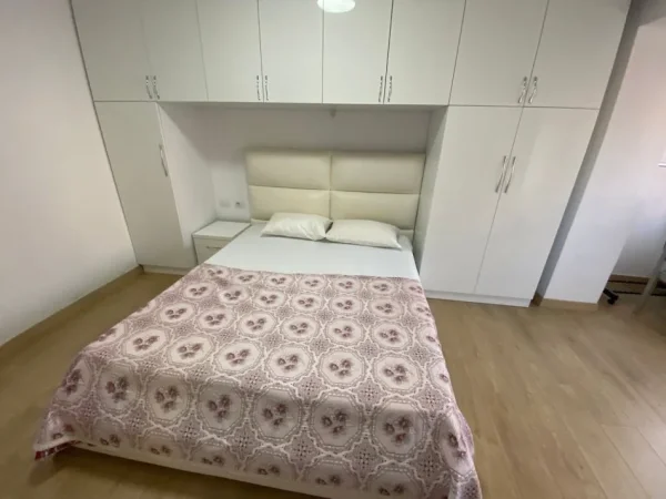 Tirane, jepet me qera apartament 1+1+Ballkon Kati 1, 65 m² 600 € (myslym shyr prane karburant kastratit)