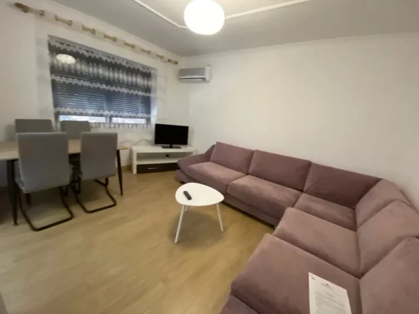 Tirane, jepet me qera apartament 1+1+Ballkon Kati 1, 65 m² 600 € (myslym shyr prane karburant kastratit)