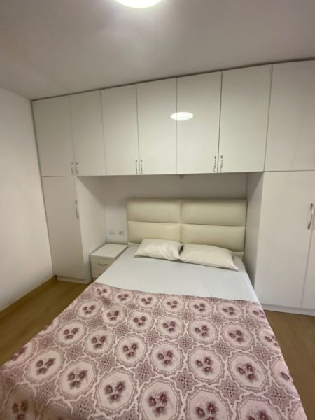 Tirane, jepet me qera apartament 1+1+Ballkon Kati 1, 65 m² 600 € (myslym shyr prane karburant kastratit)