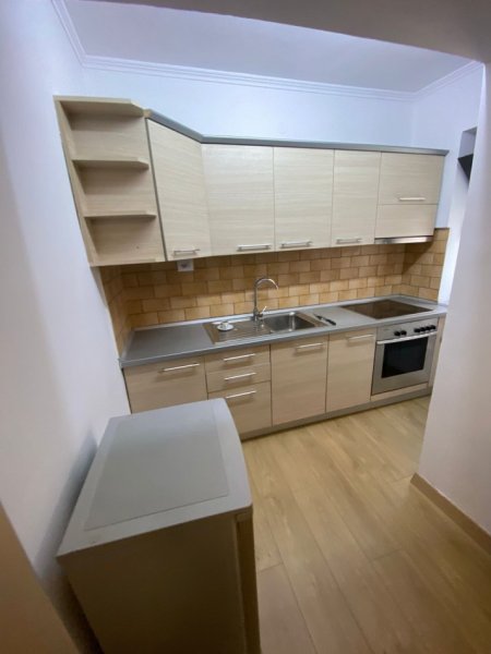 Tirane, jepet me qera apartament 1+1+Ballkon Kati 1, 65 m² 600 € (myslym shyr prane karburant kastratit)