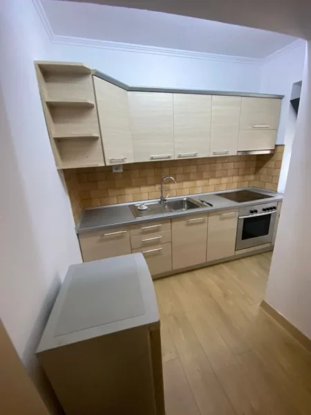 Tirane, jepet me qera apartament 1+1+Ballkon Kati 1, 65 m² 600 € (myslym shyr prane karburant kastratit)