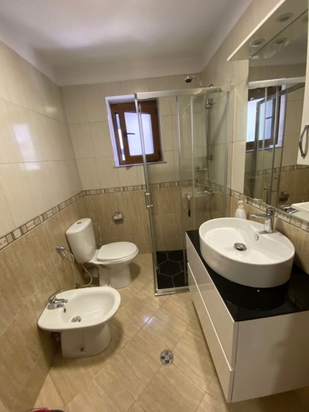 Tirane, jepet me qera apartament 1+1+Ballkon Kati 1, 65 m² 600 € (myslym shyr prane karburant kastratit)