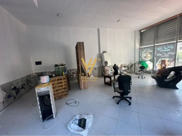 Tirane, shitet dyqan Kati 0, 50 m² 100.000 € (FRESK)