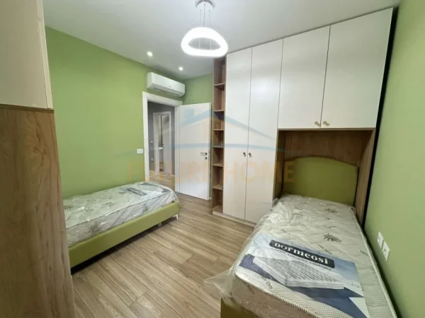 Tirane, jepet me qera apartament 2+1 Kati 4, 108 m² 700 € 