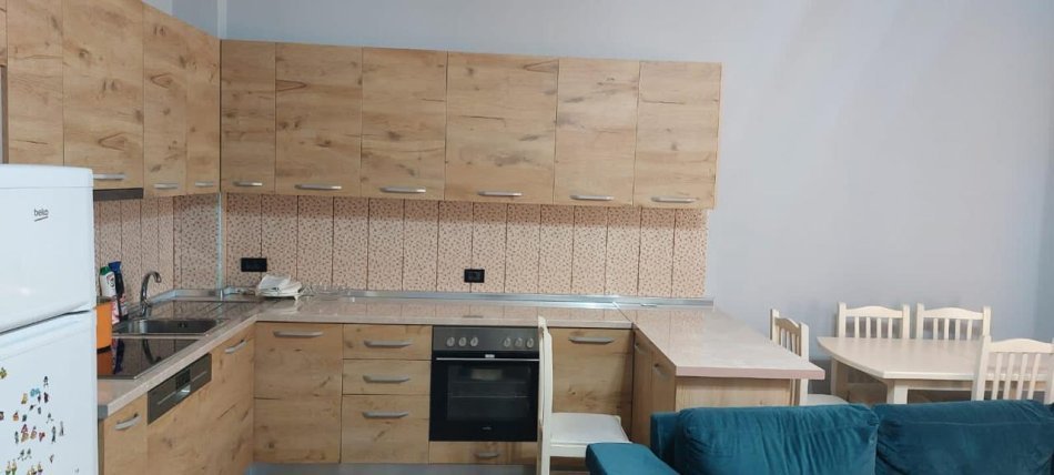 Tirane, jepet me qera apartament 2+1+Ballkon Kati 7, 140 m² 550 € (liqeni i thate , rruga hamndi sina ,mbi kapiten mir zoti)