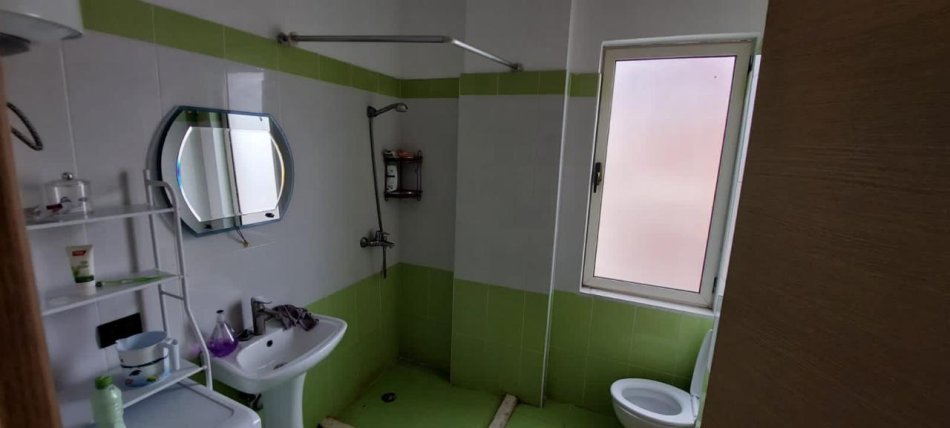 Tirane, jepet me qera apartament 2+1+Ballkon Kati 7, 140 m² 550 € (liqeni i thate , rruga hamndi sina ,mbi kapiten mir zoti)