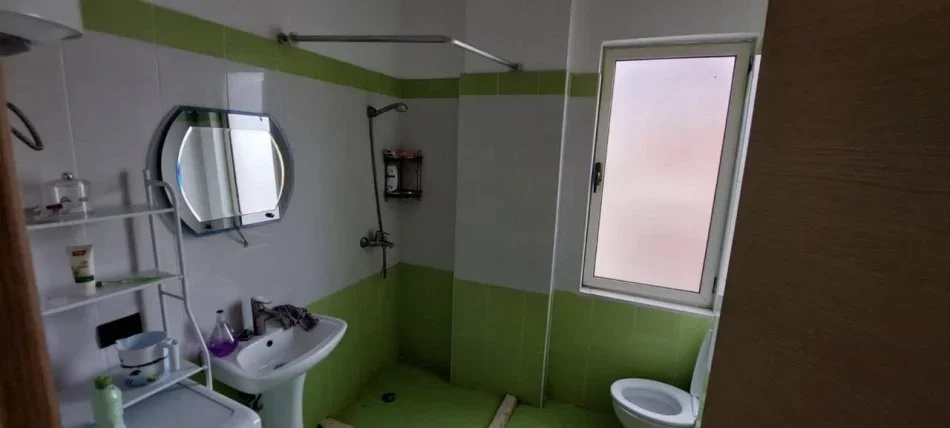 Tirane, jepet me qera apartament 2+1+Ballkon Kati 7, 140 m² 550 € (liqeni i thate , rruga hamndi sina ,mbi kapiten mir zoti)