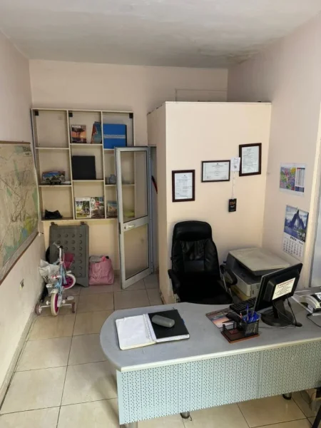 Tirane, jepet me qera dyqan Kati 0, 14 m² 400 € (KOMUNA E PARISIT)