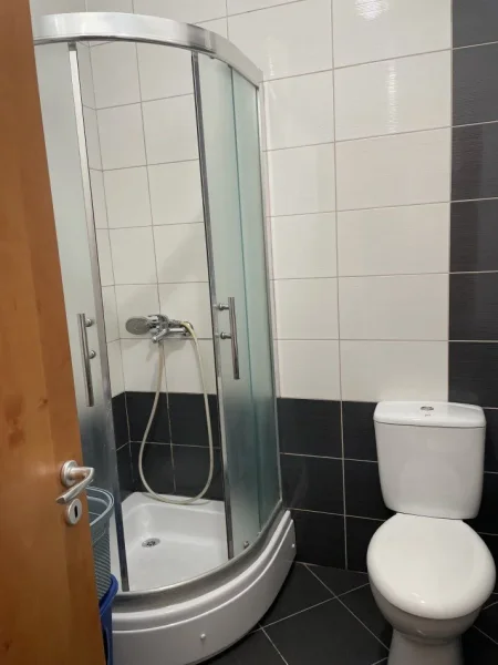 Tirane, jepet me qera apartament 2+1+Ballkon Kati 3, 85 m² 500 € (ALI DEMI)