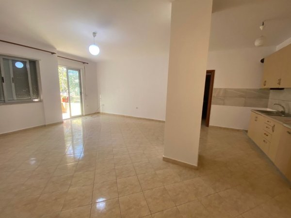 Tirane, jepet me qera apartament 2+1+Ballkon Kati 2, 90 m² 300 € (rruga e Thesarit te Spar 2,Fresk)