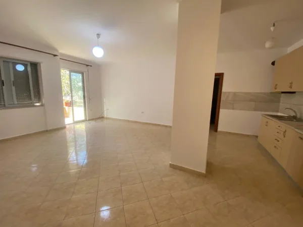 Tirane, jepet me qera apartament 2+1+Ballkon Kati 2, 90 m² 300 € (rruga e Thesarit te Spar 2,Fresk)