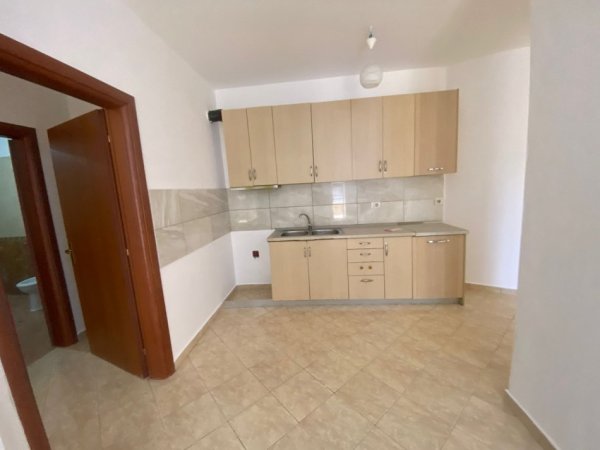 Tirane, jepet me qera apartament 2+1+Ballkon Kati 2, 90 m² 300 € (rruga e Thesarit te Spar 2,Fresk)