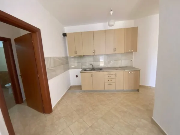 Tirane, jepet me qera apartament 2+1+Ballkon Kati 2, 90 m² 300 € (rruga e Thesarit te Spar 2,Fresk)