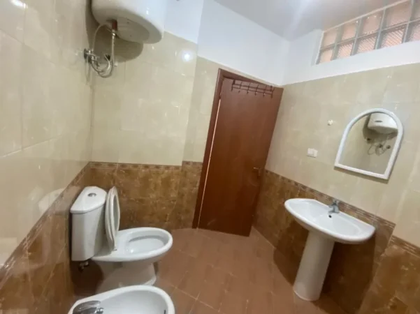 Tirane, jepet me qera apartament 2+1+Ballkon Kati 2, 90 m² 300 € (rruga e Thesarit te Spar 2,Fresk)