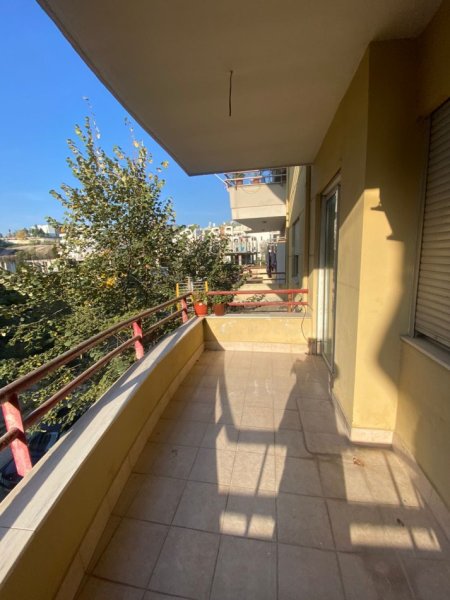 Tirane, jepet me qera apartament 2+1+Ballkon Kati 2, 90 m² 300 € (rruga e Thesarit te Spar 2,Fresk)