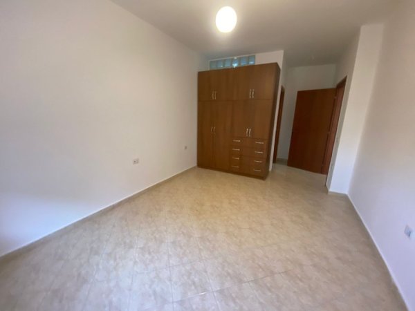 Tirane, jepet me qera apartament 2+1+Ballkon Kati 2, 90 m² 300 € (rruga e Thesarit te Spar 2,Fresk)