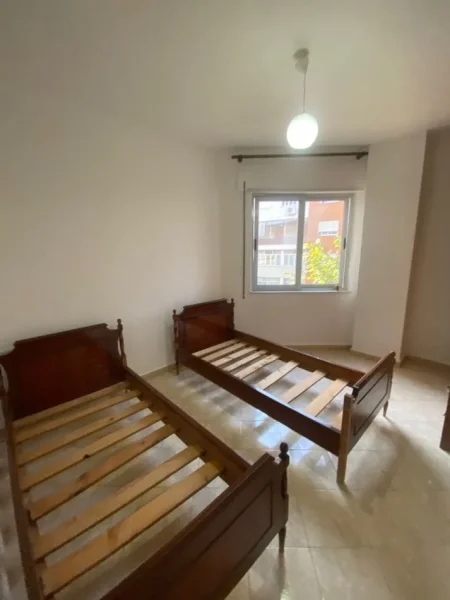 Tirane, jepet me qera apartament 2+1+Ballkon Kati 2, 90 m² 300 € (rruga e Thesarit te Spar 2,Fresk)
