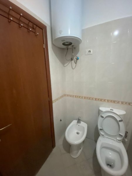 Tirane, jepet me qera apartament 2+1+Ballkon Kati 2, 90 m² 300 € (rruga e Thesarit te Spar 2,Fresk)